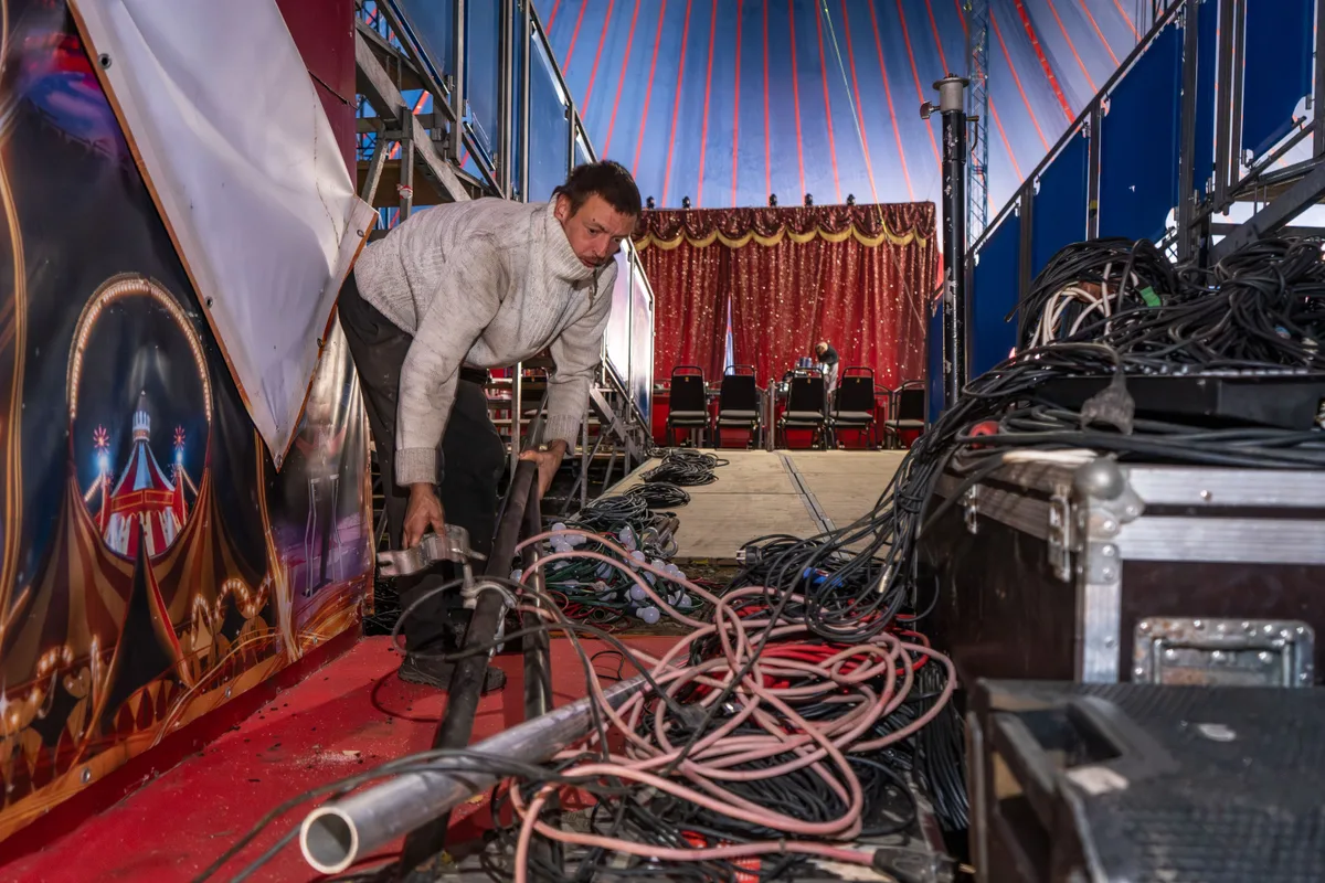 Vladimir Kupryanov hilft beim Aufbau. Der 30-jährige arbeitet seit fünf Jahren in der Zirkuswelt. Zuvor war er in der Schausteller-Szene tätig.